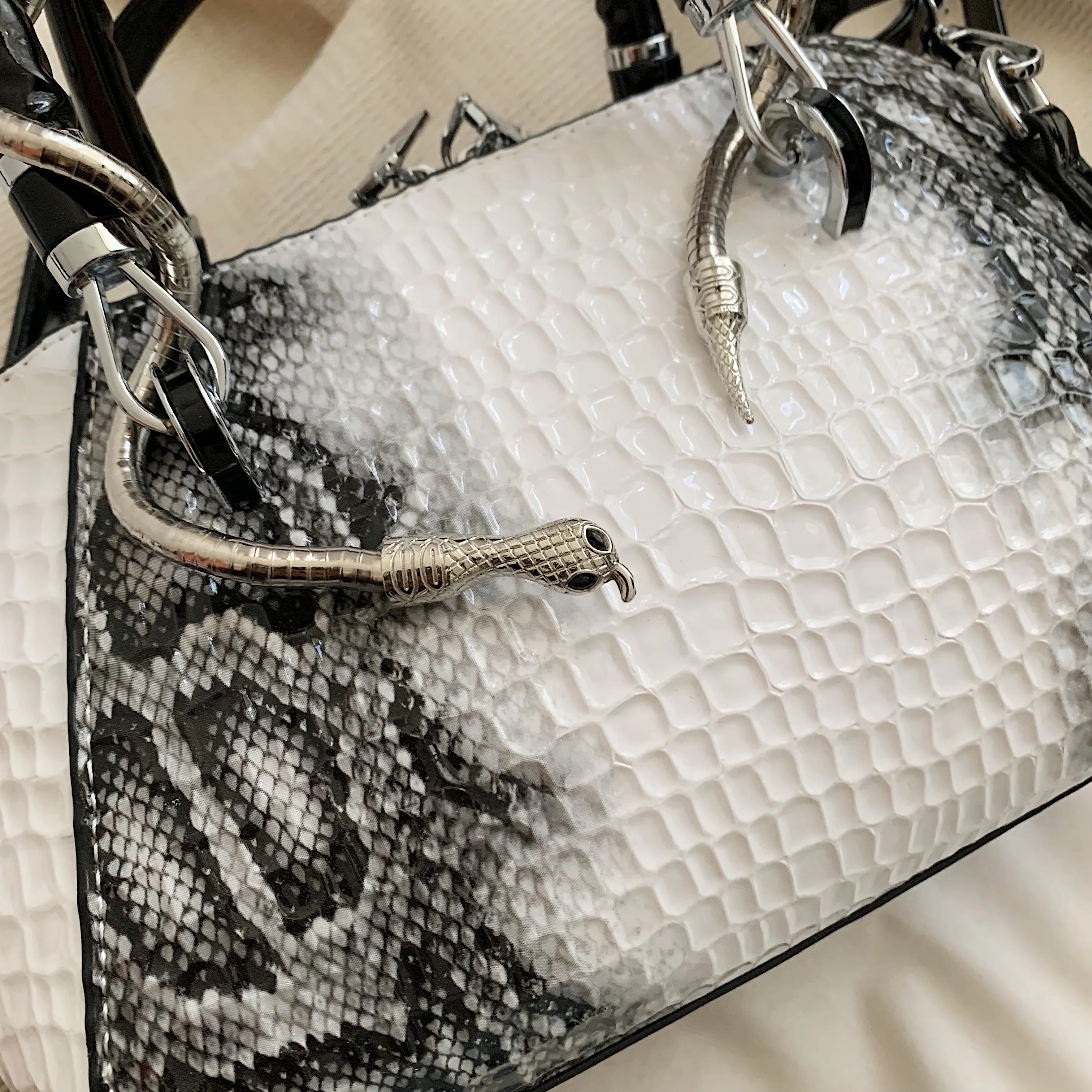 🐍 Luxury Women Crocodile Pattern Top-handle Shell Snake Hardware Wild Crossbody Handbags